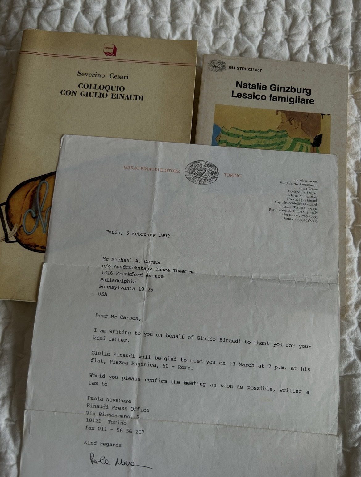 Letter from Giulio Einaudi Editore dated February 5, 1992, laid over Severino Cesari's Colloquio con Giulio Einaudi and Natalia Ginzburg's Lessico famigliare